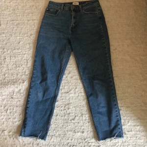 Jeans  - Blåa avklippta jeans från ONLY High waisted straight EMILY