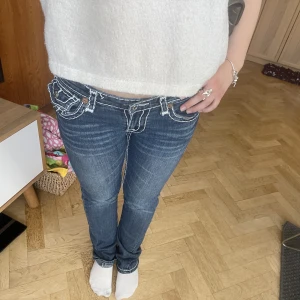 True religion jeans - Jeans från True Religion köpta i London. Tror de är storlek 27, passar iaf någon som har 34/36 och jag är 163💓innerbenslängd 79 midjemått 77. Det går bra att använda köp nu