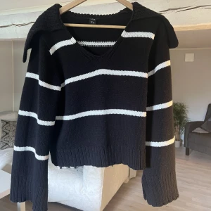 Stickad tröja  - Superfin stickad tröja till hösten från Lindex med slits i armarna💓