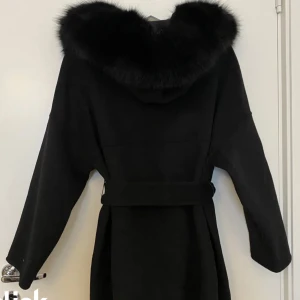 Kappa  - Säljer min päls kappa som jag köpte i december, köpte den här på Plick, har använt den 1-4 gånger men tycker den inte riktigt passar mig och vill ha en annan jacka ❤️❤️pris kan diskuteras då jag vill bli av med den snabbt 🫶🏽