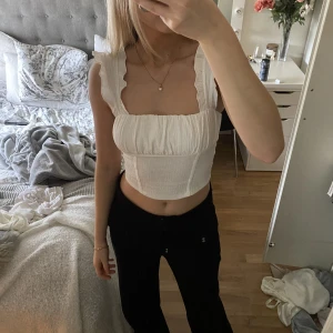 Vit sommartopp🌷 - Jättefin vit sommartopp i storleken XS💕Köpt sommaren 2022, använt 2 gånger, men har tyvärr blivit för liten. 🌸199kr originalpris 