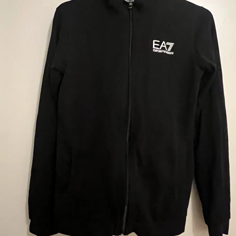 Säljer superfint EA7 tröja, super fint sick, den för liten för mig. Storlek 160  Tar emot Swish endast . Tröjor & Koftor.
