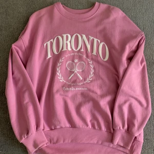 Hoodie från Pull&Bear - Säljer denna hoodie från Pull&Bear som jag har använt några gånger. Den har en liten fläck längst ner på tröjan.