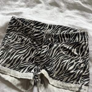Zebra shorts från hm, haft i många år så finns inte kvar, men de är välbehållna!