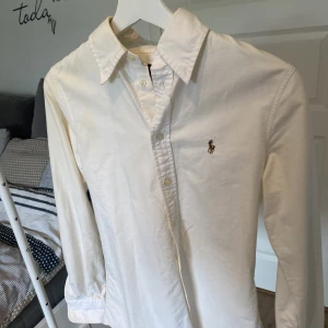 Ralph lauren skjorta dam - Säljer denna vita Ralph lauren skjorta som knappt blivit använd🧡