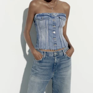 SÖKER - Söker denna snygga jeans toppen från zara i ljusblå eller mörkblå i xs 