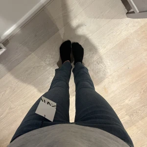 Low waist jeans - Säljer ett par låg midjade blåa jeans från zara!!  Säljer jeansen för att de tyvärr var för korta för mig⭐️💙 Aldrig använt +prislapp kvar! Storlek 36🩵