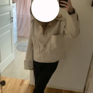 Kappahl kappa  - beige/krämvit kappa från Kappahl i storlek M, sitter som S💓Nyskick och använd 5 ggr ungefär. Säljes pga ingen använding. Köpt för 900kr💓