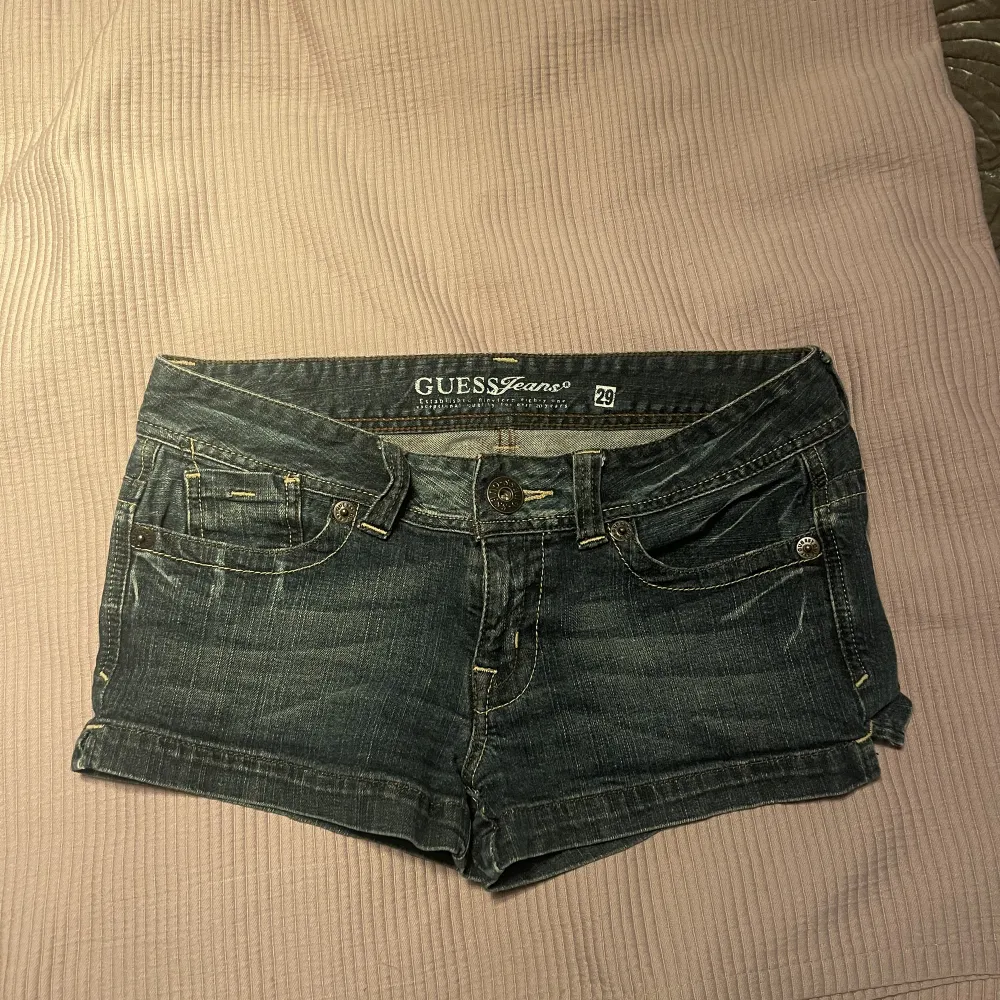 så fina shorts från  guess lite för stora på mig så fina nu på sommaren skriv private för fler frågor eller bilder 🥰. Shorts.