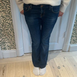 LTB jeans❤️ - SÄNKT PRIS!!! Inga defekter. Super sköna och snygga. Tryck på köp nu om du vill. Kommer eventuellt starta budgivning om många är intresserade. 💗  Midjemåttet- 76cm runt hela midjan.   Inerbenslängden - 80cm 
