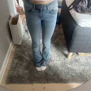 Lågmidjade ljusblåa jeans - Säljer lågmidjade ljusblåa jeans från Lager 157. Stolek: XXS (jag är 164)  Pris: 150kr + frakt, kan även tänkas att mötas upp