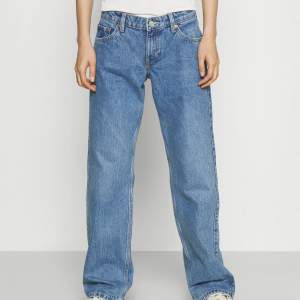 weekday arrow low jeans 