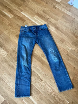 Levis 501 Orginal  - Vanliga Levis 501’s  31/32 Skick 7/10 Normalt använda inget större slitage 