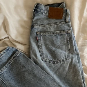 Levis 501 - Levis 501 jeans som aldrig kommit till använding och är i super skick, inga defekter. Jeansen är super fina de bara att dom inte sitter som jag hade önskat. De midrise jeans men jag gillar att vika ner dom. Bara fråga om mer bilder privat💓