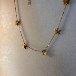 Guldfärgat halsband fjärillar - Säljer detta guldfärgade halsband från Shein. Nyskick, aldrig användt enbart testat💕(Kan fraktas via brev för 15 kr) Totalpris blir isåfall 30 kr