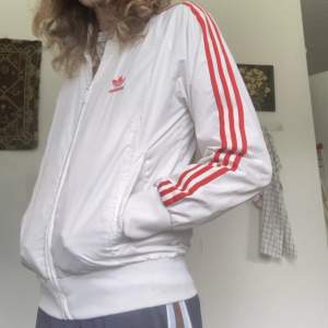 Adidas track jacka i polyester. använd men charmig.