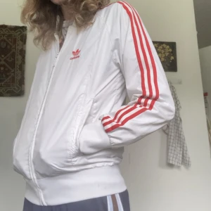 Vit och röd adidas jacka - Adidas track jacka i polyester. använd men charmig.