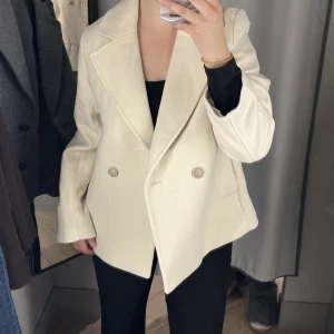 Beige kappa  - Storlek S aldrig använd kappa 