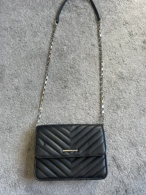 Bershka väska - Säljer denna väska från bershka pågrund av att den inte kommer till användning ❤️