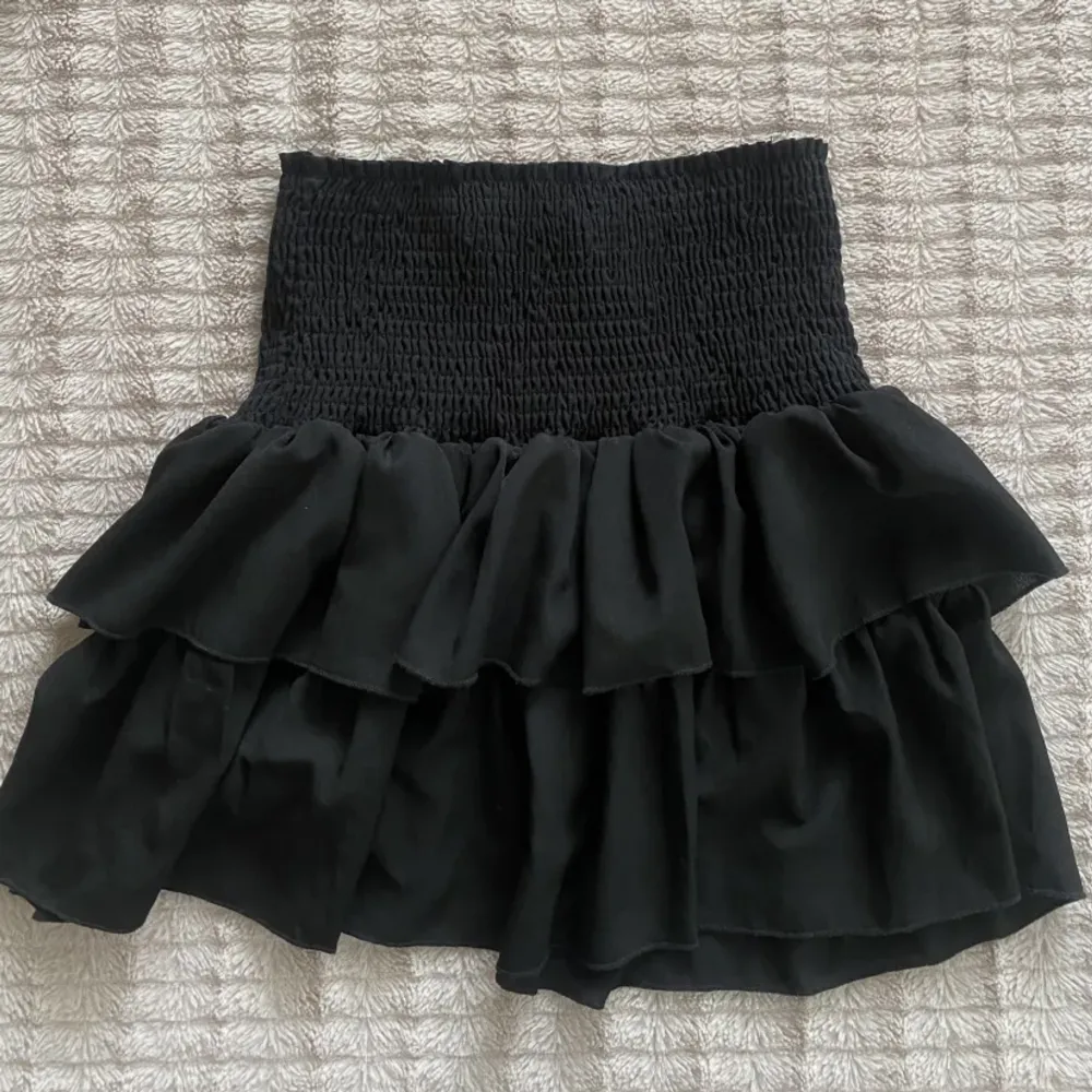 Super söt volang kjol från neo noir som även går att ha som topp💞. Kjolar.