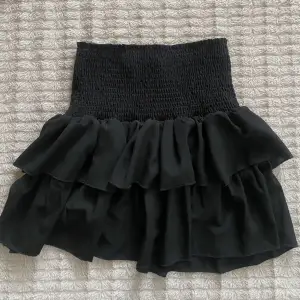 Super söt volang kjol från neo noir som även går att ha som topp💞