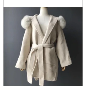 Ullkappa med pälsluva - Säljer nu min ullkappa med äkta pälsluva i färgen off-white. Köpt från Furstockholm december 2020 men endast använd en säsong. Den är i toppskick, allt är som nytt. Passar perfekt nu till hösten/vintern. Pris går att diskutera vid snabb affär!