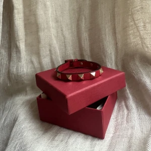 VALENTINO ARMBAND  - Säljer  mitt röda Valentino armband! Detta är knappt använt och i nyskick. Tillkommer med en extra nit samt äkthets bevis!💓