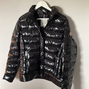 Moncler jacka - Hej , nu säljer jag min moncler jacka för att den inte kommer till någon användning. Den är monclear liknande jacka. Jackan har ett fint skick och inga skador. Det går att ta bort luvan men den följer med om du köper den. Pris kan diskuteras💗
