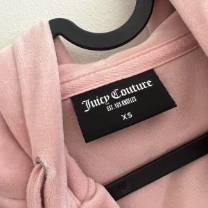 Juicy couture kofta - Kofta från juicy couture passande till byxorna som också finns utlagda. Storlek Xs, bilden ger en lite missvisande färg då den är något ljusare i verkligheten!