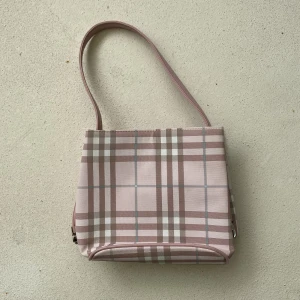 Rosa-rutig väska - Cool väska, tyvärr förekommer defekter (se bilder) men kanske inget man tänker på när man använder den. Skriv för fler bilder!💞