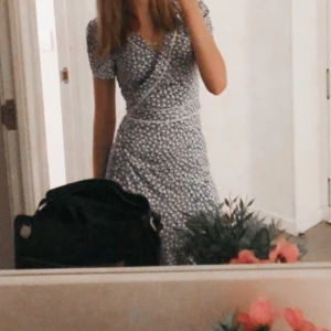 Blå sommarklänning🦋 - Jättefin sommarklänning från Bikbok✨ köpt 2019 men är i riktigt fint skick då den knappt är använd💕 då klänningen sätts ihop med midjebandet är den justerbar 🦋 Okänt originalpris