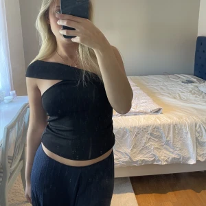 Svart festtopp från zara - En helt oanvänd svart fest topp från zara. 