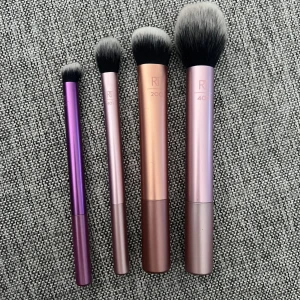 Borstar från real techniques  - Oanvända borstar och beauty blunders. Borstar 100kr/st och blenders 80kr/st. 200 såld och 400