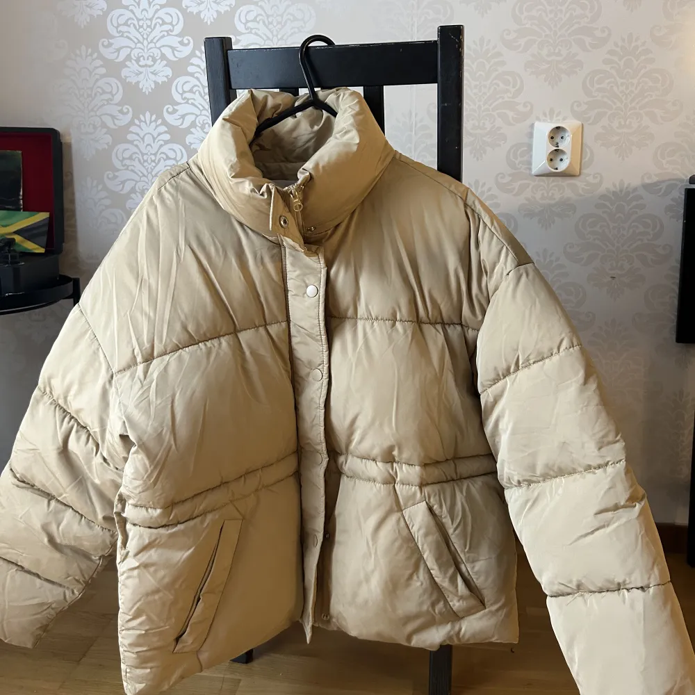 Puffer jacket i Beige Strl 32, men är mer oversized passar mig som vanligt har 36. Använd 1-2 gånger. Säljer då jag har två. . Jackor.