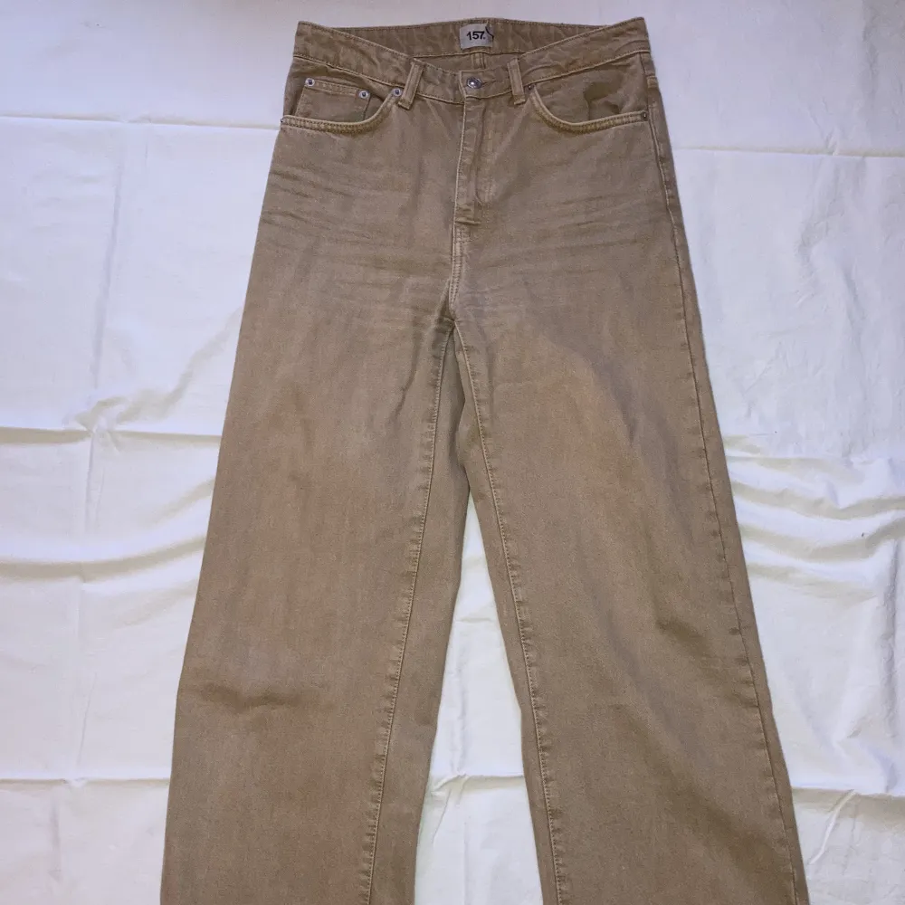 Bruna vida jeans från lager 157 i modellen boulevard med fickor bak och fram, köparen står för frakten och priset går att förhandla . Jeans & Byxor.