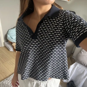 Stickad tshirt  - Jätte fin kortärmad stickad från zara🩵🩵säljer för att den inte passar min stil, använd en gång🩵köpare står för frakt 