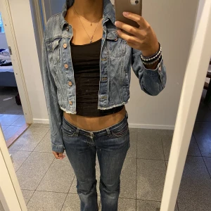 Jeansjacka - Såå fin kort jeansjacka från guess!! Köpt för 700