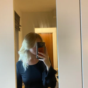 Tröja med utsvängda armar - Svart tröja med utsvängda ärmar i skönt material.