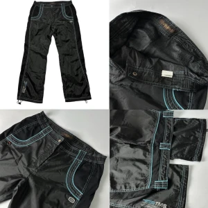 Byxor - Snygga cargobyxor, svarta med fina detaljer på. Dom är vintage och går inte att köpa längre, fortfarande i fint skick, skriv för exakta mått 🫶🏻🫶🏻 Går även bra att trycka på ”köp nu” !