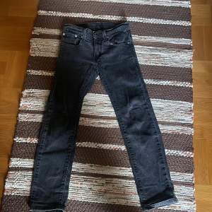 Ett par fina jeans i använt skick. Är skinny/slim beror på hur lång du är. Ny pris är ungefär 800-1000