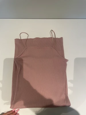 Rosa klänning - Säljer min jättesöta klänning ifrån bikbok i storlek S! Pris kan diskuteras💓