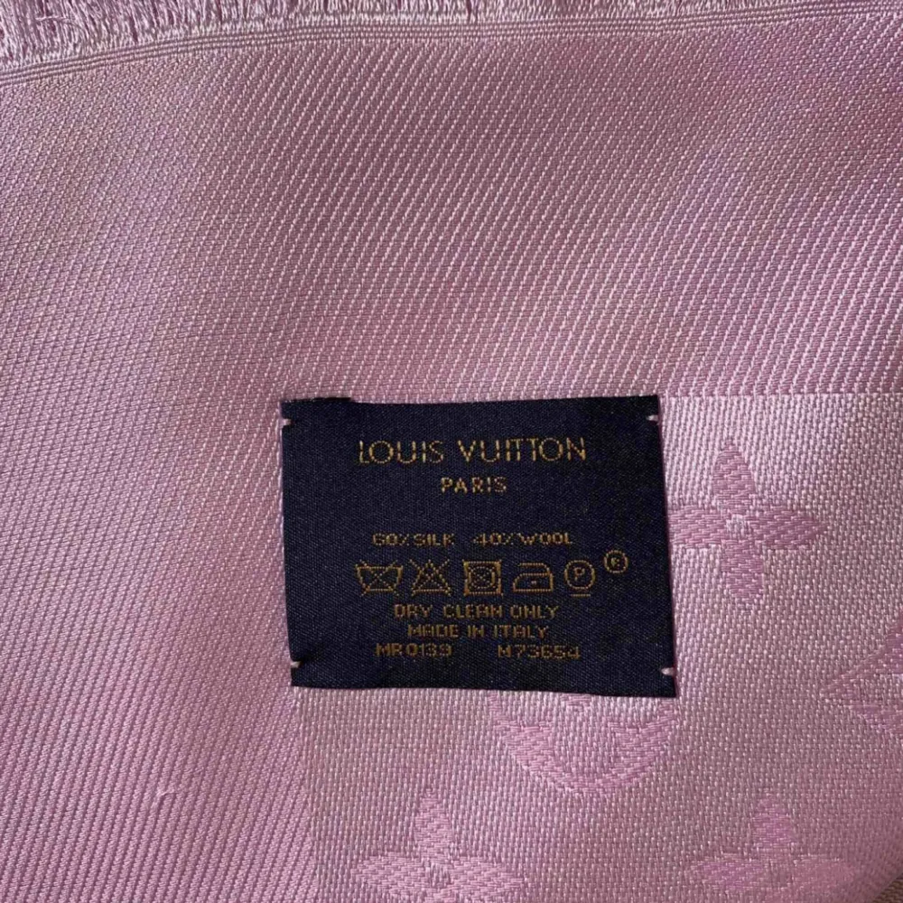 Säljer min fina sjal från Louis Vuitton. Jag köpte den för några år sedan på Vestaire Collective för ca 2400kr. Betalade extra för autentisering på Vestaire. Använd endast ett fåtal gånger, i mycket bra skick. Kan gå ner i pris vid snabb affär.. Accessoarer.