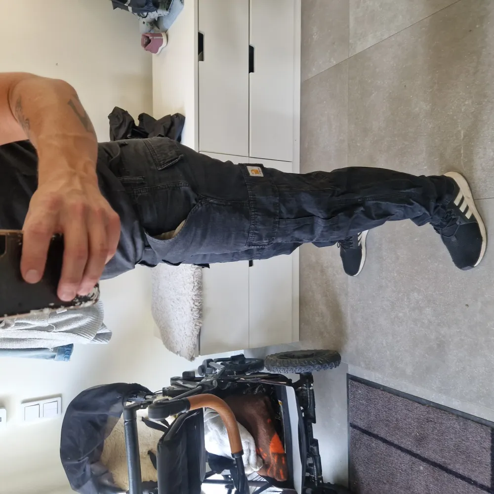 Svarta carhartt cargo pants i storlek 31x32 wom blivit lite för små för mig. Helt ok skick. . Jeans & Byxor.