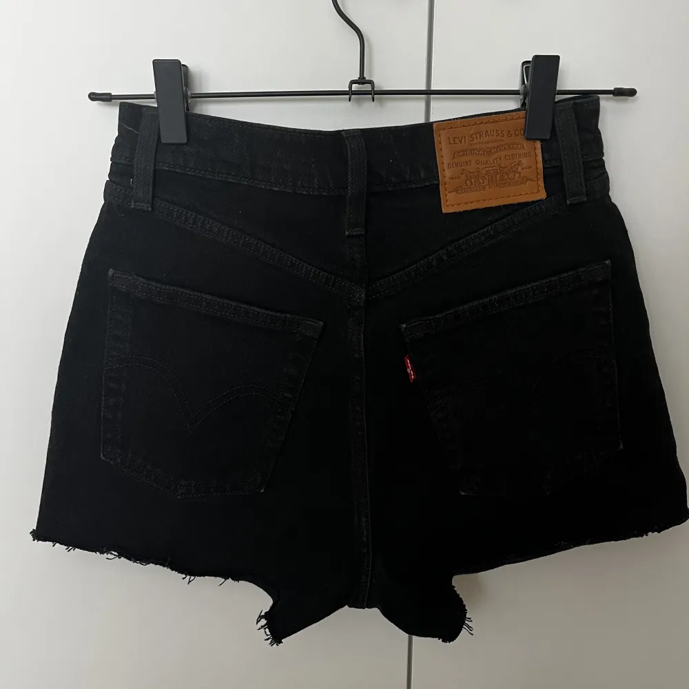 Svarta Levis shorts i modellen ribcage. Väldigt fint skick🤍. Shorts.