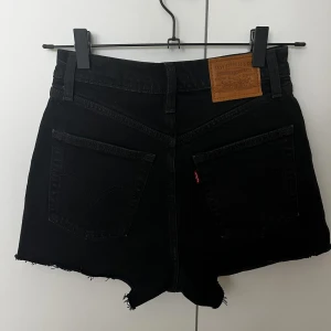 Levis Shorts  - Svarta Levis shorts i modellen ribcage. Väldigt fint skick🤍