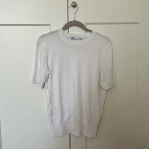 Vit zara tröja - Säljer den här tröjan från Zara i storlek S!