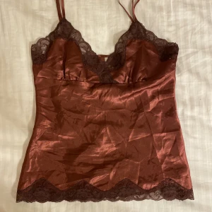 Spetslinne  - Superfint spetslinne som är köpt på secondhand. I jättebraskick och har inga defekter i storlek S. Den är lite mer lika än vad den ser ut på bilden. Skriv om du har frågor 🫶🏼