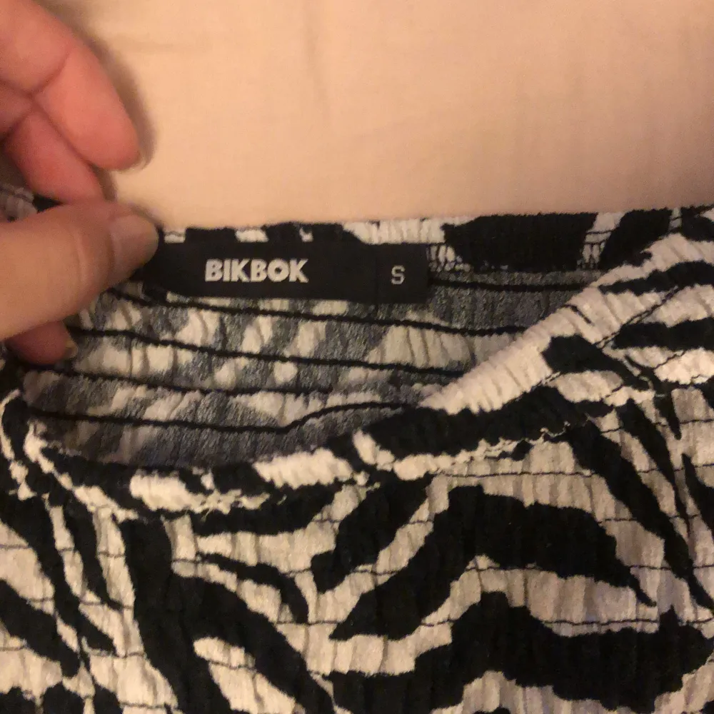 Snygg topp i zebra mönster. Från bikBok strl S. Säljer pågrund av att jag byter ut min garderob. . Toppar.