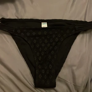 Bekini - Bekini trosor i storlek XS. Använd 2 gånger kom inte riktigt till användning.  De fins spets på och på sidorna finns det 4 band