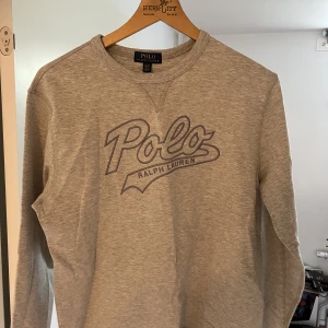 Ralph lauren sweatshirt - Grå ralph lauren sweatshirt som aldrig har använts pga att den är för liten för mig! Därför är skicket 9/10 10/10! Storleken är S  Pris går att diskuteras